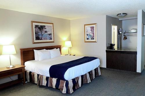 Econo Lodge - image 4