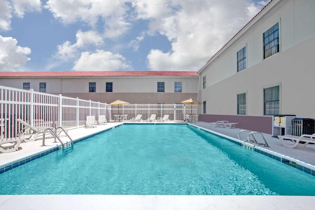 Days Inn by Wyndham Casper - image 6