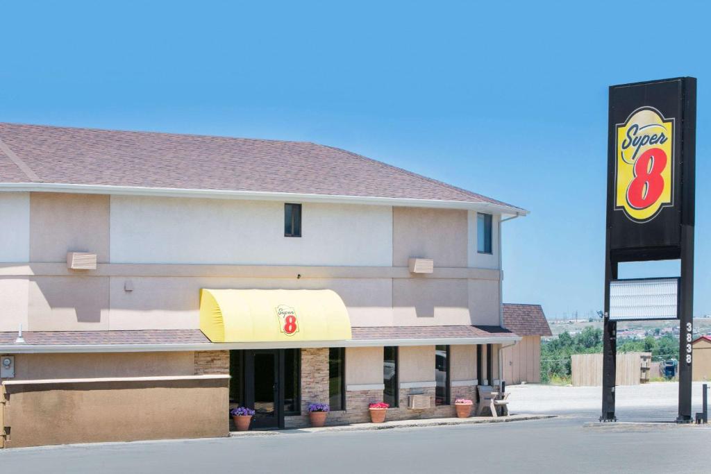 Super 8 by Wyndham Casper West by the River - main image