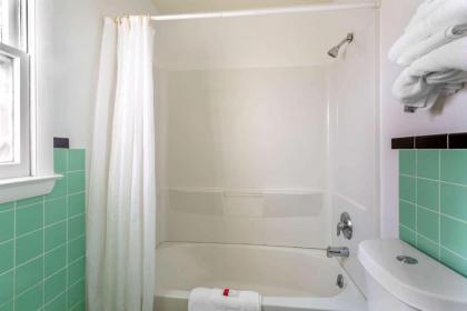 Travelodge by Wyndham Casper - image 9