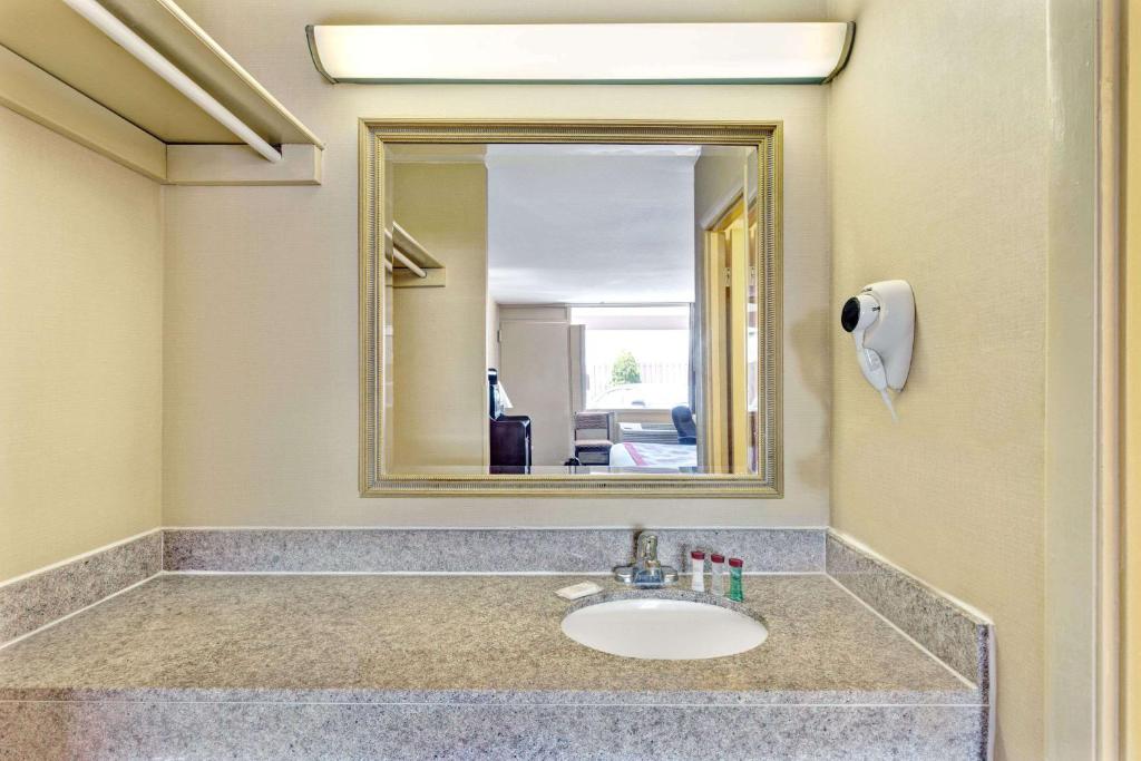 Ramada by Wyndham Baltimore West - image 3
