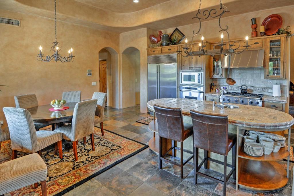 Cave Creek Oasis with Putting Green Spa and Mtn View! - image 2