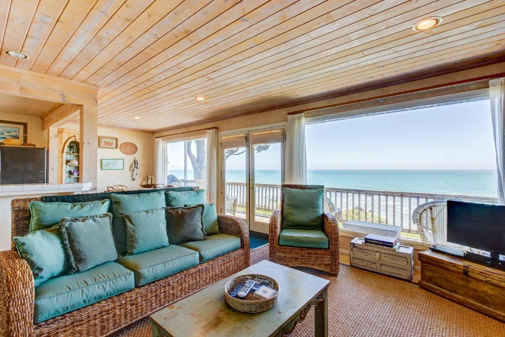 Oceanfront Delight - image 7