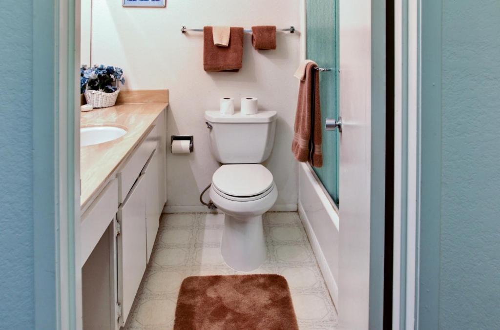 Oceanfront Condo Escape with Grill Walk to Beach! - image 2