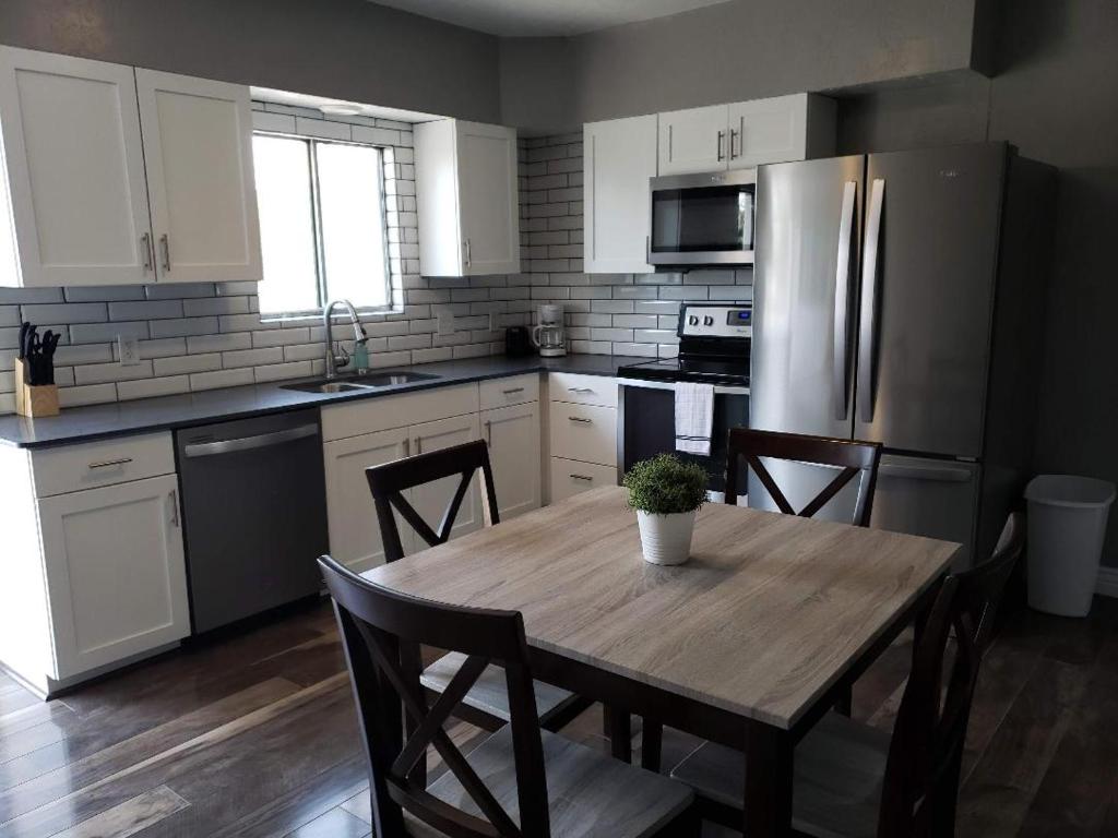 Downtown Bungalow- 2 bedroom - image 4