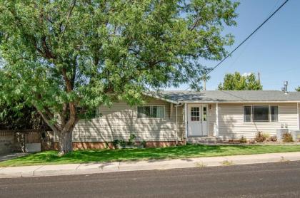 Never Stop Exploring  3 bedroom 2 bath home of duplex close to Zion Bryce and Brianhead Cedar City Utah