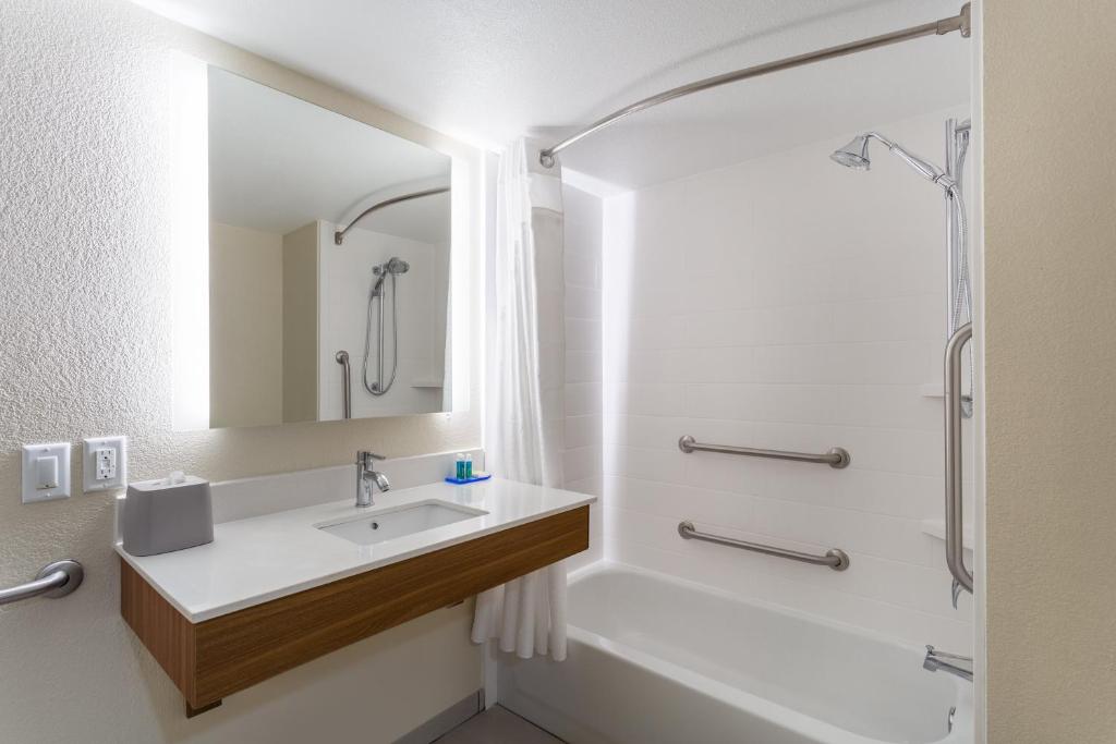 Holiday Inn Express & Suites Cedar Falls - Waterloo an IHG Hotel - image 6