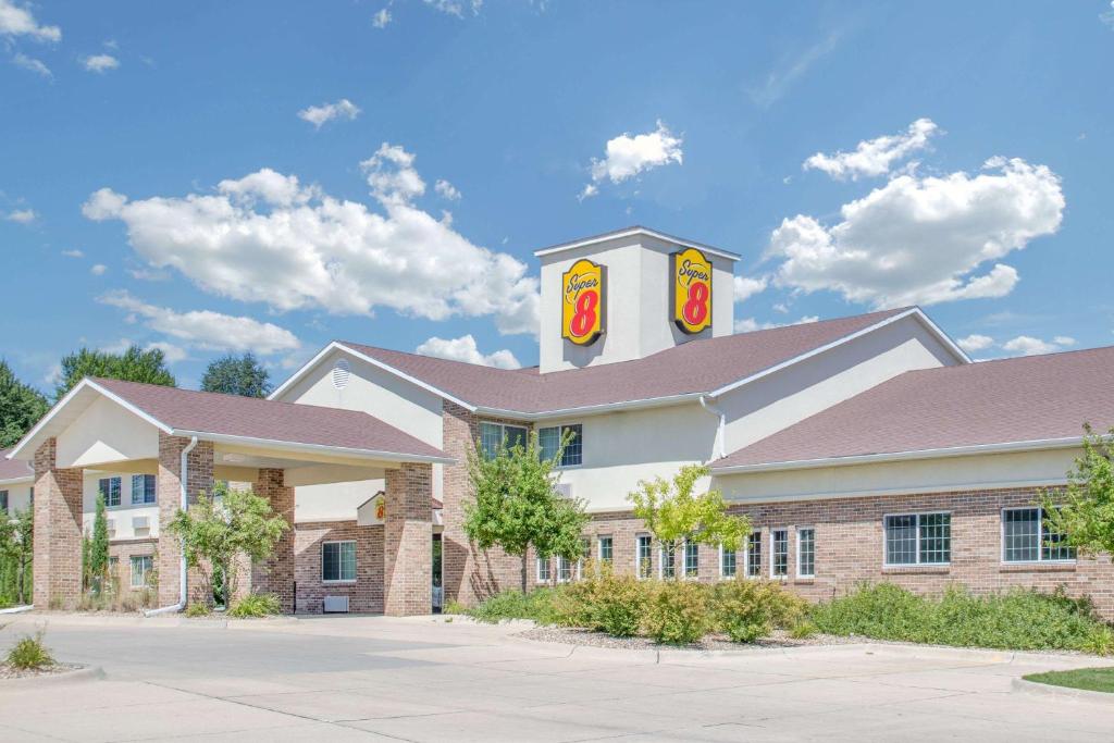 Super 8 by Wyndham Cedar Falls - main image