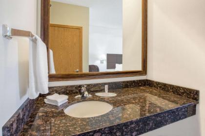 Super 8 by Wyndham Cedar Falls - image 11