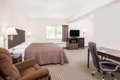 Super 8 by Wyndham Cedar Falls - image 12