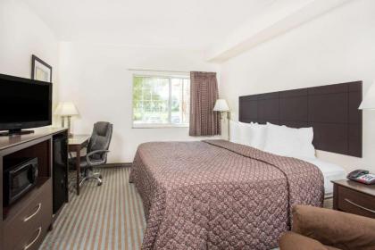Super 8 by Wyndham Cedar Falls - image 13