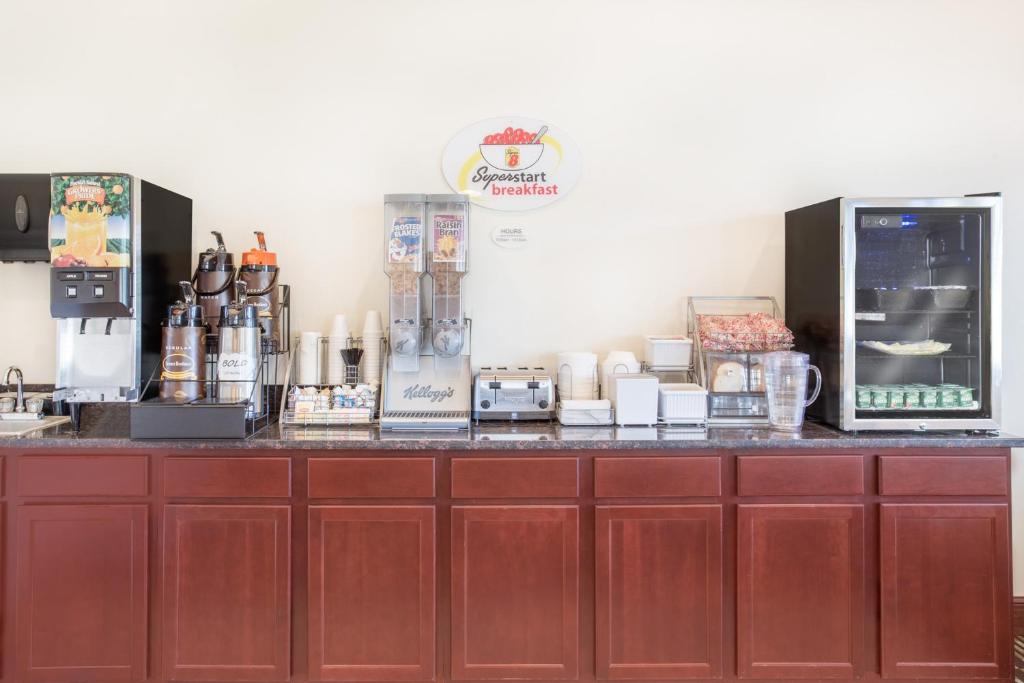Super 8 by Wyndham Cedar Falls - image 2