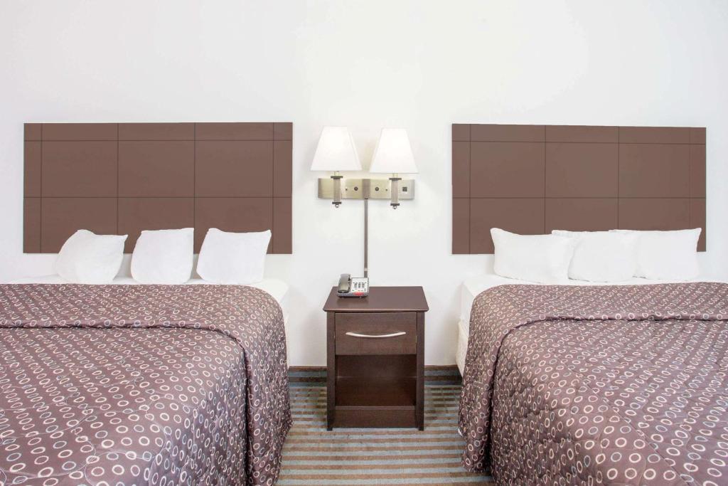 Super 8 by Wyndham Cedar Falls - image 3