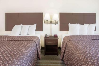 Super 8 by Wyndham Cedar Falls - image 4