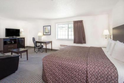 Super 8 by Wyndham Cedar Falls - image 5