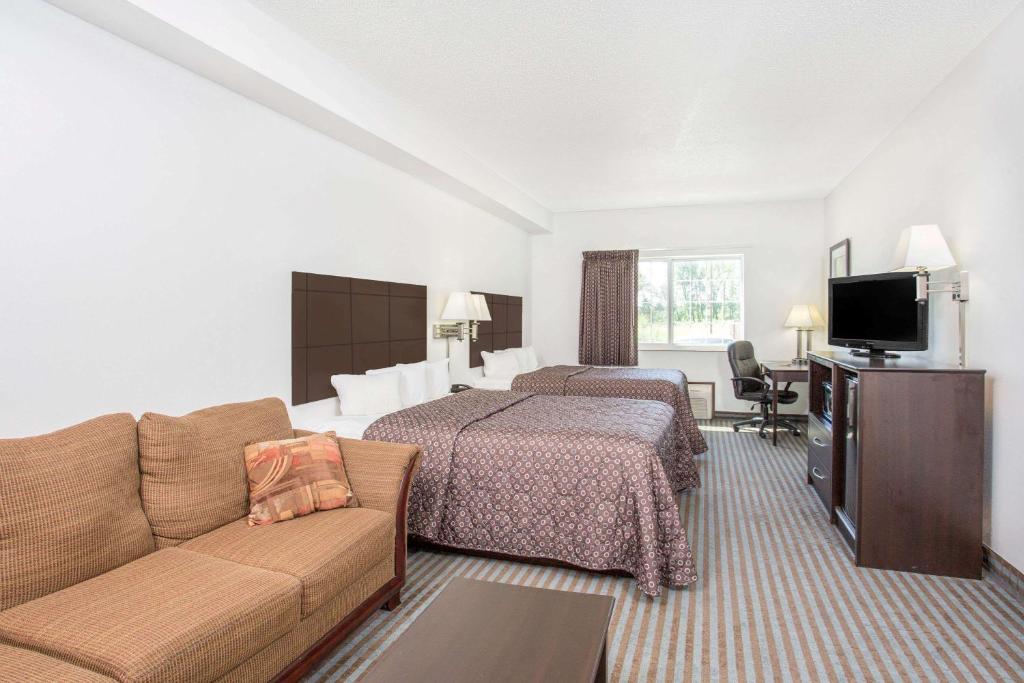 Super 8 by Wyndham Cedar Falls - image 7
