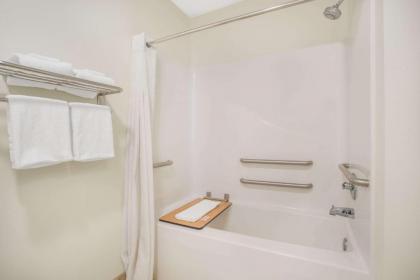 Super 8 by Wyndham Cedar Falls - image 8