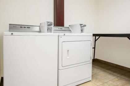 Super 8 by Wyndham Cedar Falls - image 9