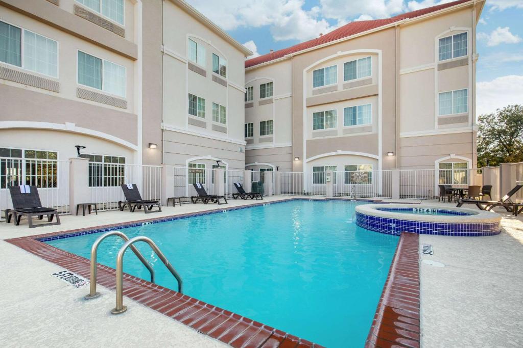 Comfort Inn & Suites Cedar Hill Duncanville - image 5