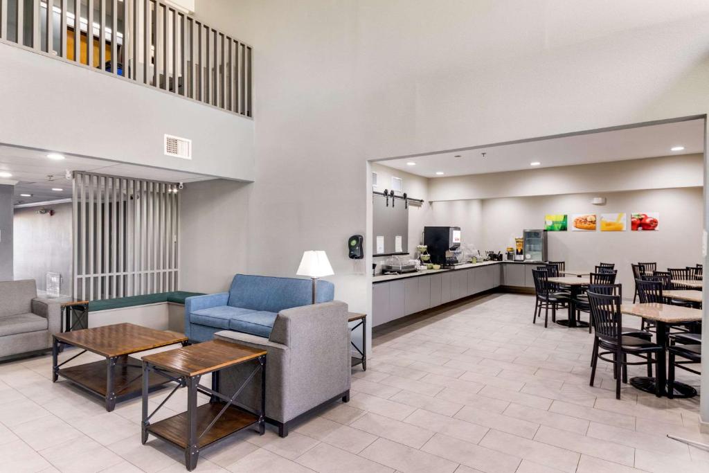 Quality Inn - image 4