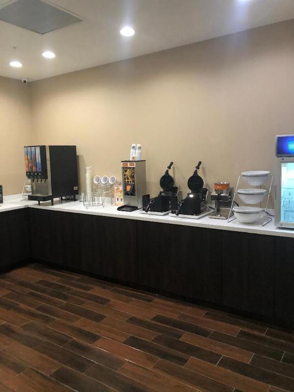 Comfort Suites - image 2