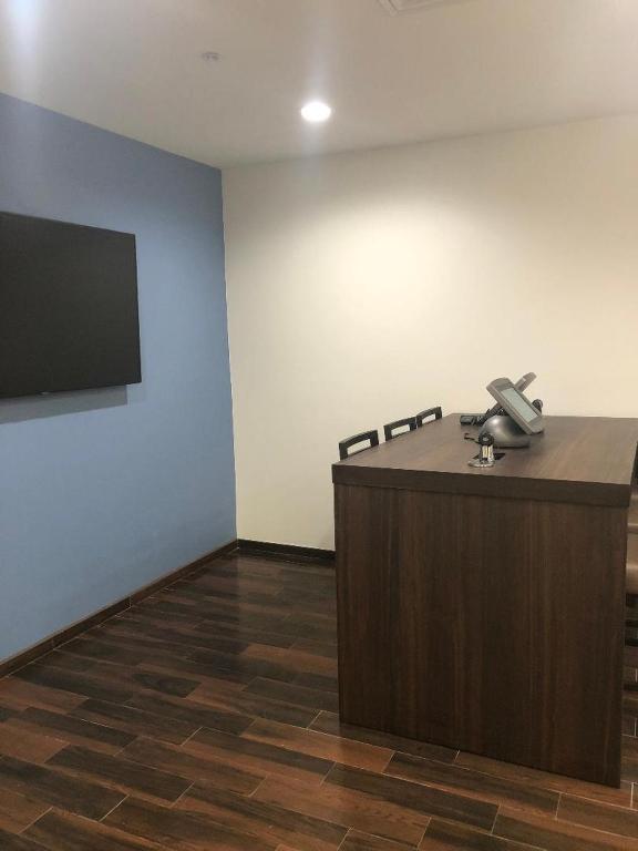 Comfort Suites - image 5