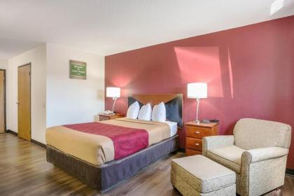 Econo Lodge Cedar Rapids - image 10
