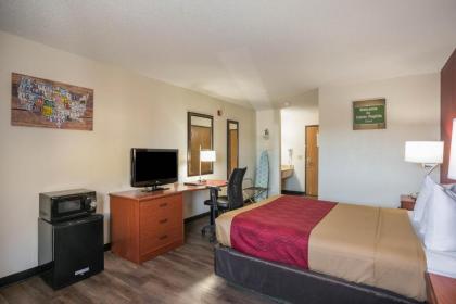 Econo Lodge Cedar Rapids - image 9