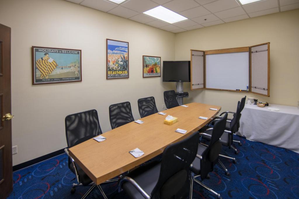 Ramada by Wyndham Cedar Rapids - image 4