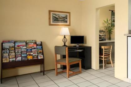 Super 8 by Wyndham Cedar Rapids - image 11