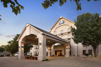 Days Inn & Suites By Wyndham Cedar Rapids