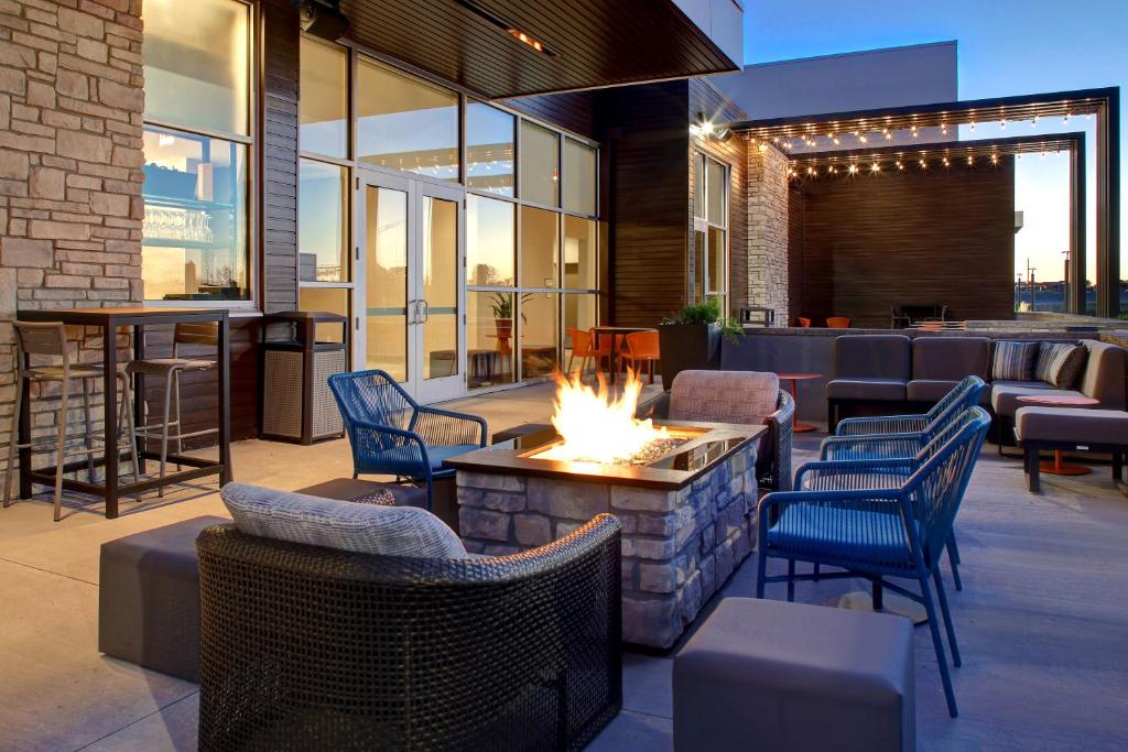 Hilton Garden Inn Cedar Rapids - image 2