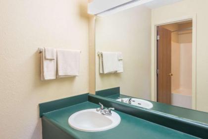 Super 8 by Wyndham Centerville-Richmond - image 3