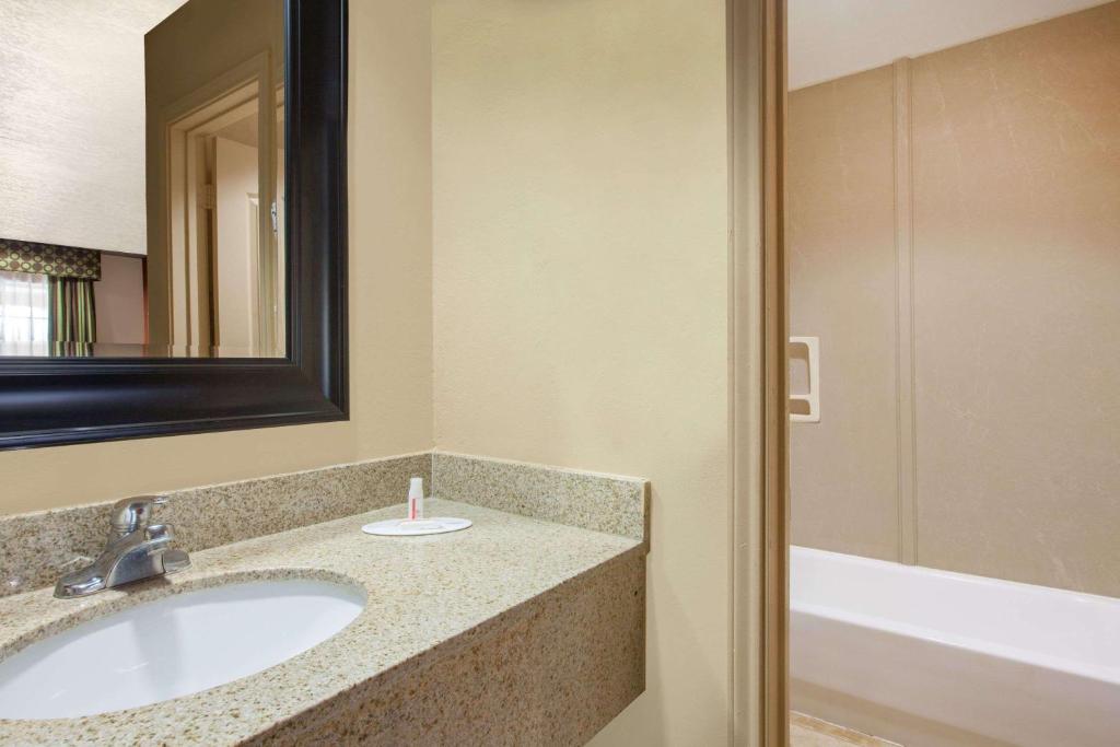 Days Inn by Wyndham Centerville - image 5