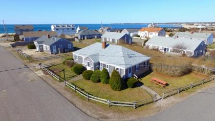 Contemporary Cottage - Walk to Craigville Beach! - image 10