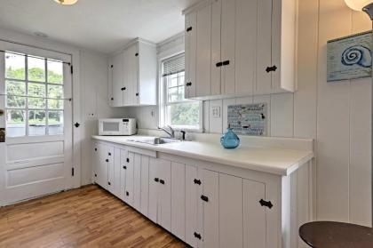 Contemporary Cottage - Walk to Craigville Beach! - image 12