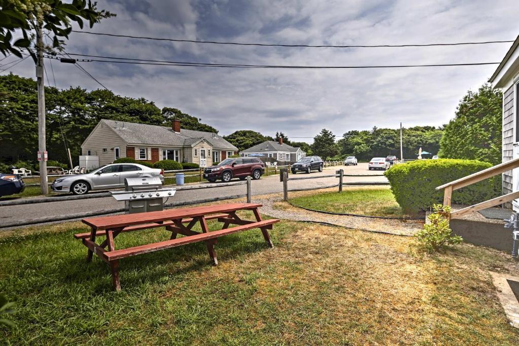 Contemporary Cottage - Walk to Craigville Beach! - image 5