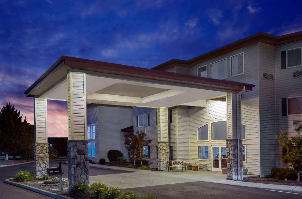 Super 8 by Wyndham Central Pt Medford - image 4