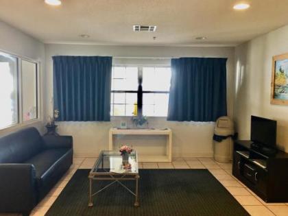 Travelodge by Wyndham Chadron - image 13