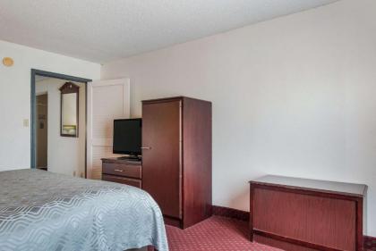 Econo Lodge Inn & Suites - image 21