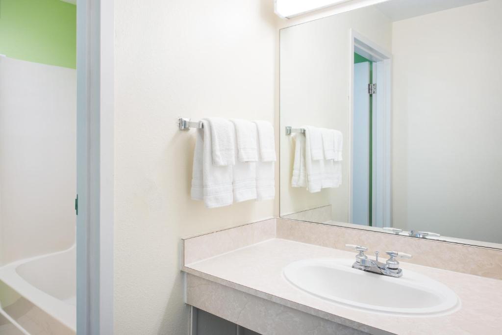 Days Inn by Wyndham Chambersburg - image 2