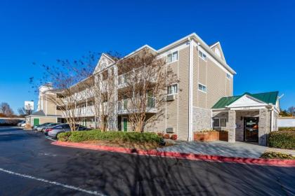 HomeTowne Studios by Red Roof Atlanta - Chamblee - image 1