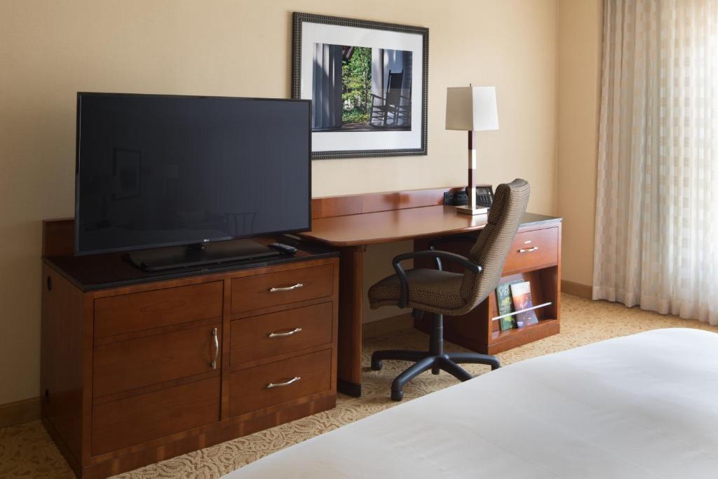 Westfields Marriott Washington Dulles - image 2