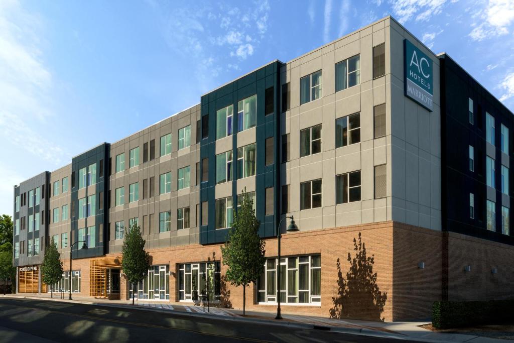 AC Hotel by Marriott Chapel Hill Downtown - image 2