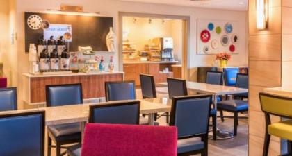 Holiday Inn Express Charleston US Highway 17 & I-526 an IHG Hotel - image 1