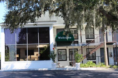 Creekside Lands Inn - main image