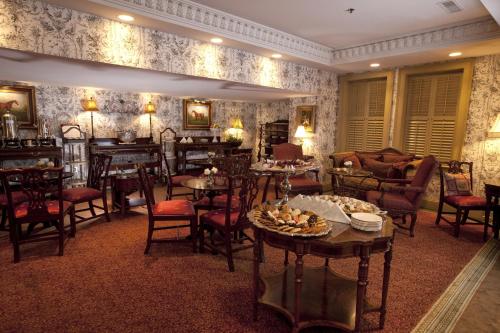 Market Pavilion Hotel - image 5