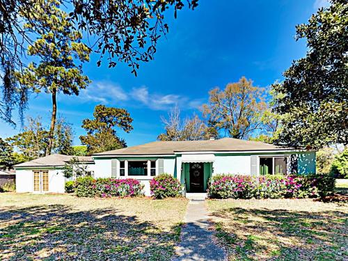 Classic Ranch Home - Near Charleston & Folly Beach Home - main image