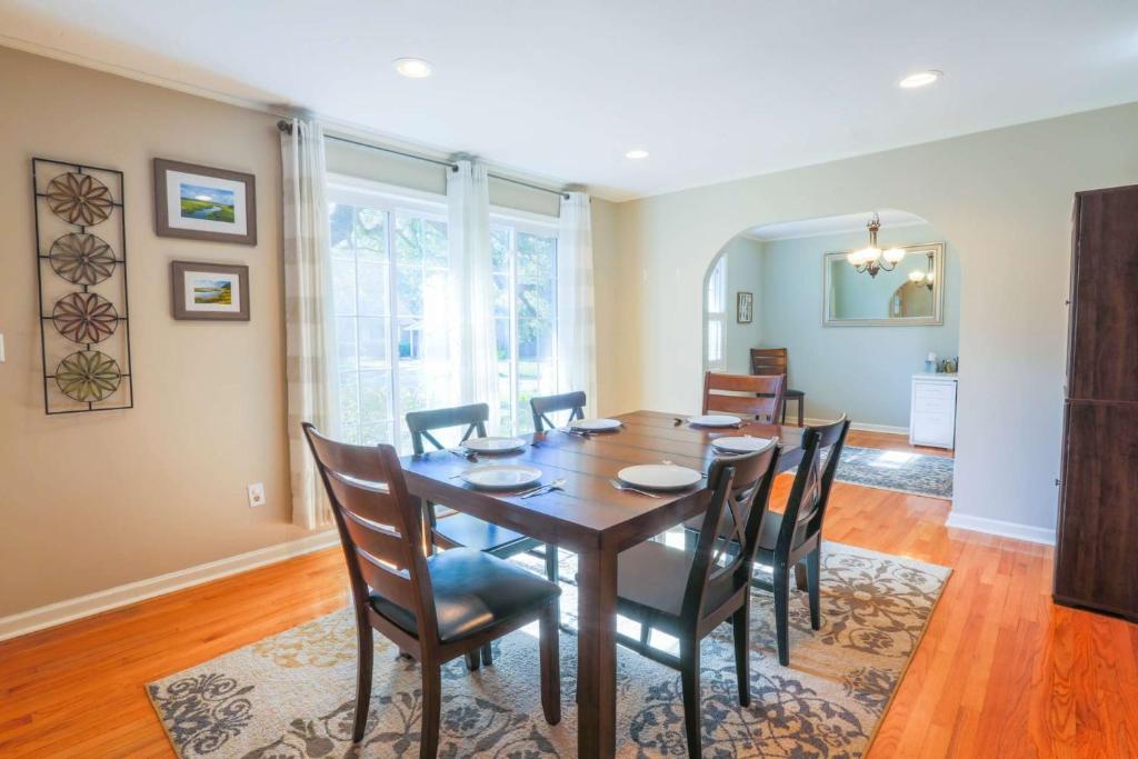 Oak Tree Manor - image 4