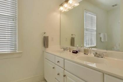 Entire 3BD/2.5BA Luxury Home 2 blocks from King St - image 16